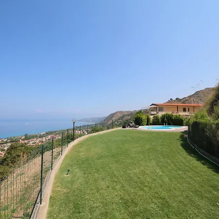 Family Sea-view Retreat In Appartamento