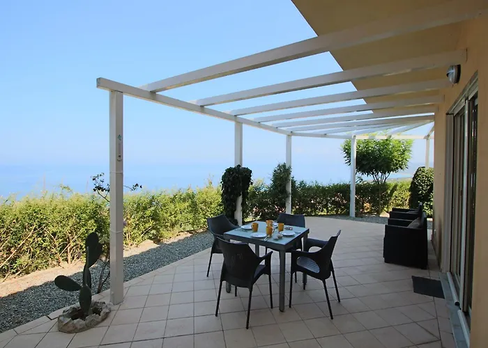 Family Sea-view Retreat In דירה *