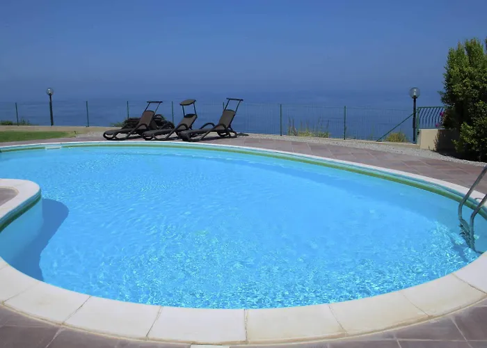 Family Sea-view Retreat In דירה